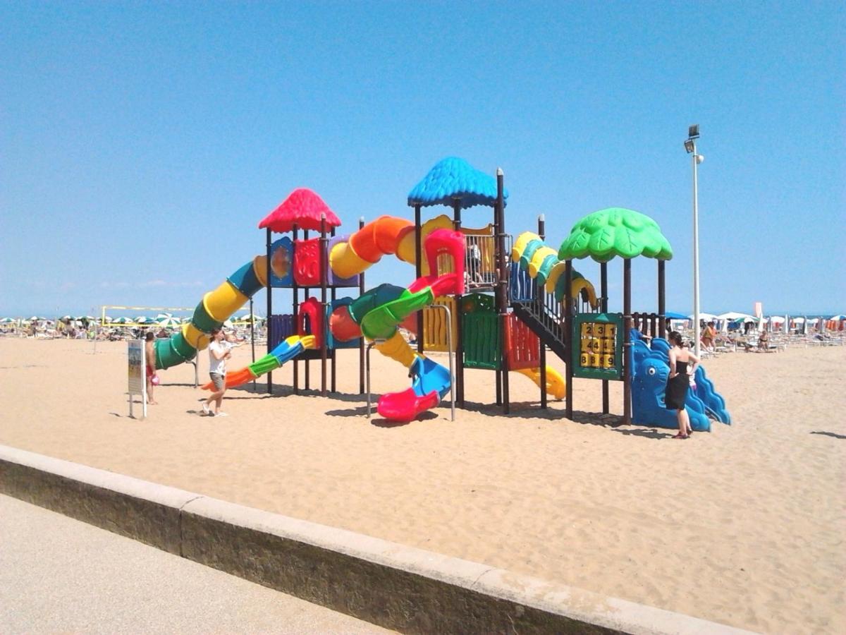 Lucerna Apartments At Sabbiadoro Beach Lignano Sabbiadoro Exterior photo